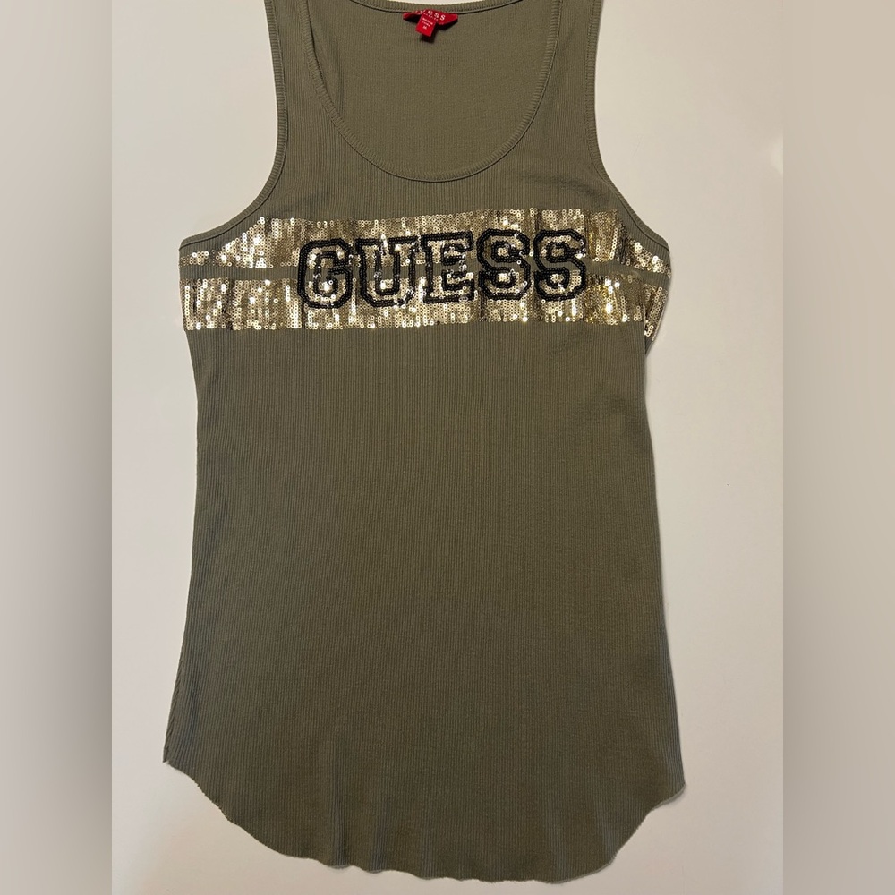 GUESS Olive Sequin Tank Top

-Sleeveless
-Fits well
-Scoop Neck